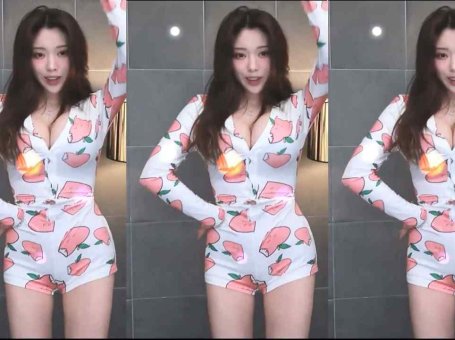 【美女主播 福利舞蹈】这睡衣有点紧 TIKTOK美女