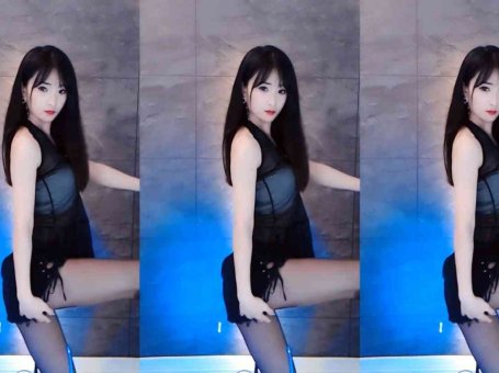 虎牙 小五 热舞视频 ♥黑丝热裤长腿诱惑，这个地狱视角不错♥