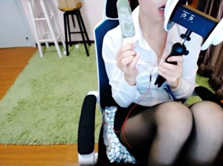 冷小六黑丝舔耳吃雪糕（LengXiaoliu ASMR）