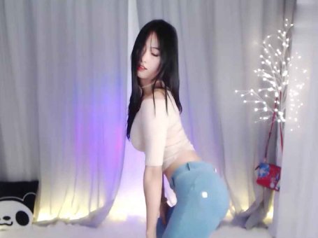 斗鱼 舞法天女小慕林 热舞视频 ♥性感紧身牛仔裤，水蛇腰热舞♥ 朴素的装扮，极致的性感