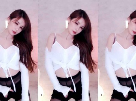 虎牙 伊贝大魔王 热舞视频 ♥黑丝露袜边第二弹，电臀抖胸性感依旧♥ 好像还有一点小肚子
