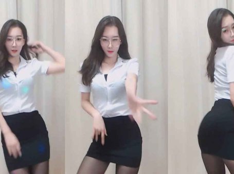 虎牙 奇领五月 热舞视频 ♥紧身制服裙+黑丝，性感OL在线热舞♥ 黑丝眼镜娘赛高！