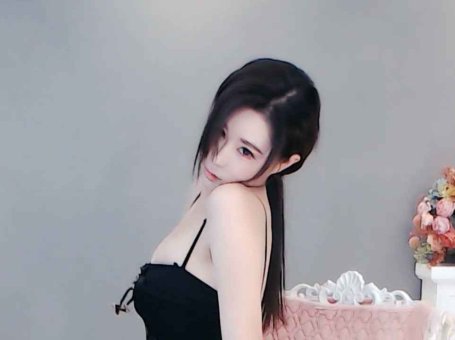 虎牙 艺瑟妃 皮裙蕾丝要素齐全。