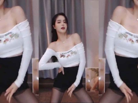 斗鱼 苏恩 热舞视频 ♥上有雪白胸脯，下有黑丝美腿♥ 话说美女你的黑丝破了，可以给我么（滑稽）