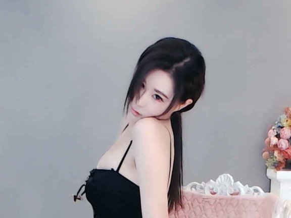 虎牙 艺瑟妃 皮裙蕾丝要素齐全。