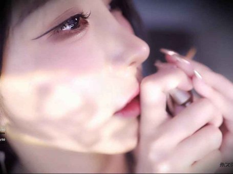 ASMR 近距离的耳边亲吻，口腔音 | 周童潼