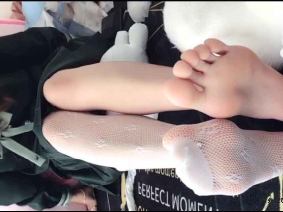 可爱小姐姐的美腿裸足 白丝【足控福利】