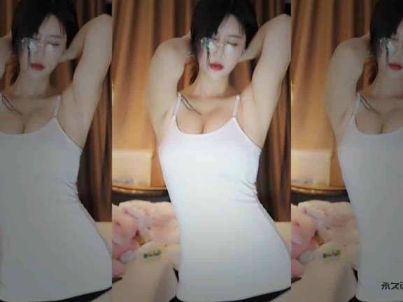 网易cc大奶尤物主播依阳baby表情舞～大摆锤phut hon疯狂抖胸抖臀，空降00:24 02:18～太顶了