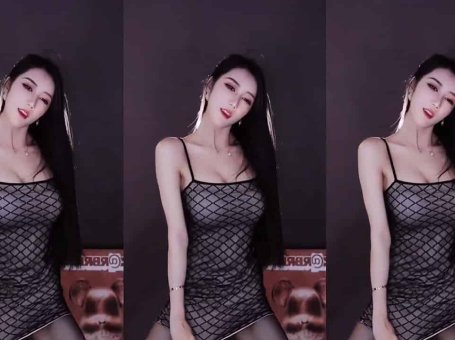 虎牙主播车老板，黑丝包臀裙激光雨～表情舞～疯狂抖胸～